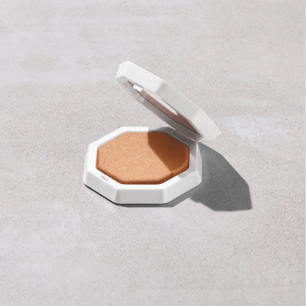 Fenty Beauty Demi Glow Light Diffusing Trophies IN Truffle Highlighter NEW